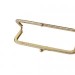 FECHO DE METAL DA VOVO COM FURO 10X4CM DOURADO